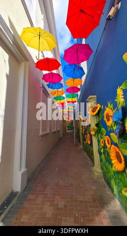 Smallesteeg Umbrella Street Alley Willemstad Curacao, Antille olandesi e Caraibi, patrimonio mondiale dell'UNESCO 01.02.2026 Foto Stock