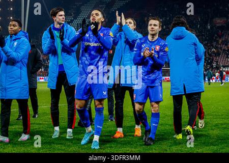 Daouda Weidmann del FC Twente e Mathias Kjolo del FC Twente festeggia dopo il fischio finale durante l'EuroJackpot KNVB Beker match olandese tra FC Utrecht e FC Twente a De Galgenwaard il 13 gennaio 2026 a Utrecht, Paesi Bassi. (Crediti: WART Brinkerhof/MTB-Photo/Alamy Live News) Foto Stock