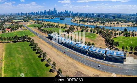Vista aerea panoramica dell'infrastruttura dell'Albert Park Grand Prix Circuit, con gli edifici della corsia dei box e lo skyline del CBD di Melbourne. Foto Stock