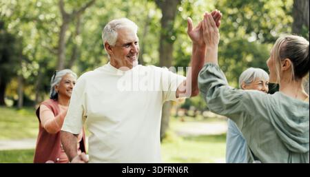 Personal trainer, ragazzi di cinque anni e anziani nel parco con fitness, lezioni e natura per supporto o aiuto. Pensionamento, hobby e istruttore con anziani Foto Stock