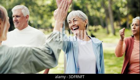 Istruttore, cinque persone anziane nel parco con fitness, lezioni e natura per supporto o aiuto. Pensionamento, hobby e personal trainer con anziani Foto Stock