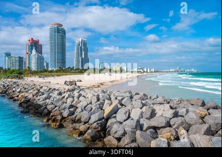 Costa rocciosa e frangiflutti al South Pointe Park di Miami Beach, Florida Foto Stock