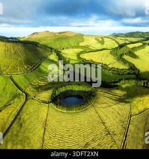Azzorre - Vista aerea delle montagne vulcaniche e dei laghi, con terreni agricoli verdi di Sete Cidades sull'isola di Sao Miguel, Portogallo Foto Stock