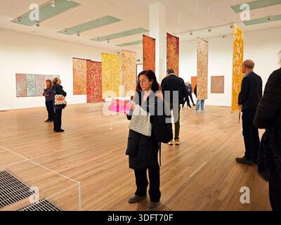 Emily Kam Ngwarray, mostra alla Tate Modern London, artista indigena australiana della comunità Utopia, situata nel Northern Territory Foto Stock