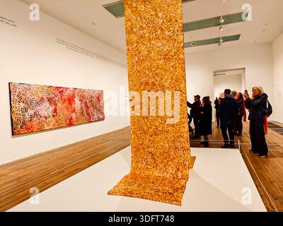 Emily Kam Ngwarray batiks, mostra alla Tate Modern London, artista indigeno australiano della comunità utopica, situata nel Northern Territory Foto Stock