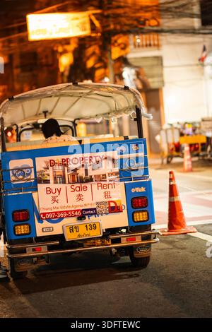 Chiang mai, Tailandia - 11.01.2023: Tuk Tuk, tradizionale taxi taxi thailandese per passeggeri turistici in Tailandia. Tuk tuk nella scena della vita notturna in Thailandia. Foto Stock