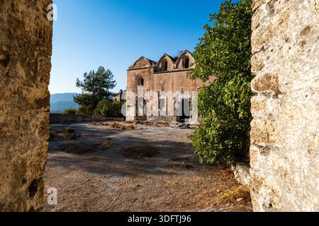 Kayakoy, un villaggio greco abbandonato, con una chiesa greca vicino a Fethiye, in Turchia. Vista dello storico villaggio greco abbandonato a causa dello scambio di popolazione Foto Stock