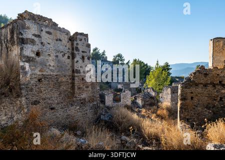Kayakoy, un villaggio greco abbandonato, vicino a Fethiye, in Turchia. Vista dello storico villaggio greco abbandonato a causa dello scambio di popolazione Foto Stock