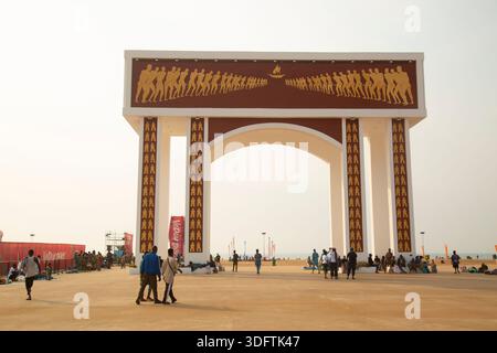 Porta dello status di non ritorno alta nel cuore di Ouidah Beach, nella Repubblica del Benin. Foto Stock