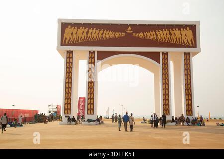 Porta dello status di non ritorno alta nel cuore di Ouidah Beach, nella Repubblica del Benin. Foto Stock