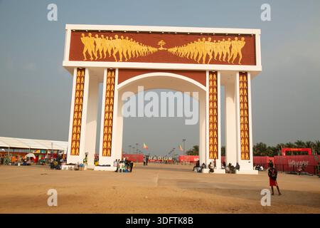 Porta dello status di non ritorno alta nel cuore di Ouidah Beach, nella Repubblica del Benin. Foto Stock
