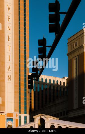 Las Vegas, Stati Uniti - 18 aprile 2022: Veduta della facciata torreggiante del Venetian Hotel e dell'intricato ponte pedonale, bagnato dal caldo bagliore di Foto Stock