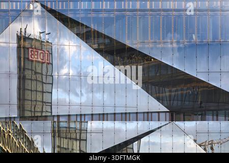 Cube Berlin, edificio per uffici a forma di cubo con facciata in vetro piegato, Washingtonplatz, Germania, Berlino Foto Stock
