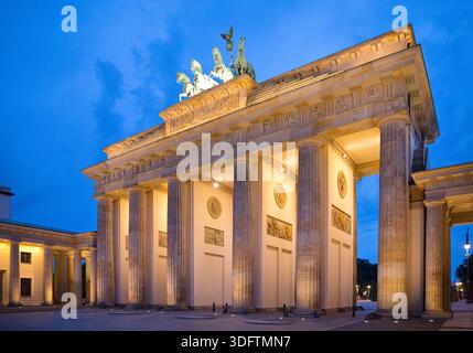 Porta di Brandeburgo illuminata di sera, Germania, Berlino Foto Stock