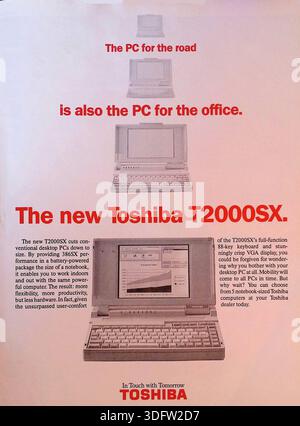 Un annuncio pubblicitario vintage del 1994 per il notebook Toshiba T2000SX. Il testo pubblicitario posiziona il dispositivo come una soluzione versatile sia per i viaggi che per gli ambienti professionali, affermando che "il PC per la strada è anche il PC per l'ufficio". Dotato di prestazioni 386SX e di un display VGA nitido, questo annuncio cattura un momento cruciale nella storia del computing quando i portatili alimentati a batteria hanno iniziato a rivaleggiare con i desktop tradizionali per quanto riguarda le funzionalità, promuovendo una maggiore produttività con meno hardware. Foto Stock