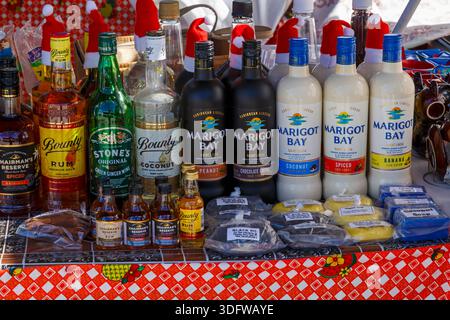 Bottiglie locali di merci in vendita a Castries, St Lucia, Windward Islands, Caribbean Island a dicembre Foto Stock