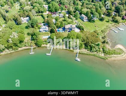 vista aerea delle case sul lungomare su hilo drive e della corsia di atterraggio sull'isola riparata, new york Foto Stock