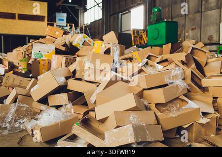 Ufa, Russia - 13 giugno 2025. Operazioni di impianti di riciclaggio, impianto industriale con lavoratori che gestiscono i materiali di scarto, lavoratori con attrezzature di sicurezza efficienti Foto Stock