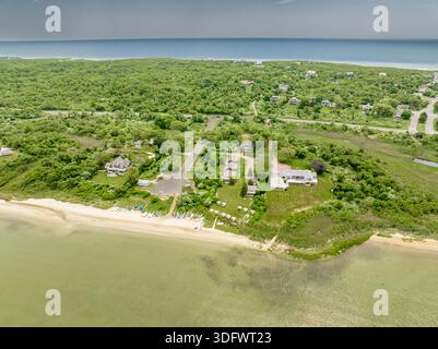 veduta aerea della riva del lago montauk fino all'oceano e alla proprietà tra Foto Stock