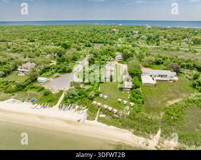 veduta aerea della riva del lago montauk fino all'oceano e alla proprietà tra Foto Stock