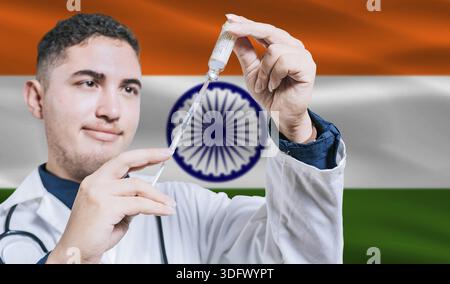 Medico che tiene in mano la siringa sullo sfondo dell'allarme India. Siringa di tenuta professionale medica con bandiera indiana sullo sfondo Foto Stock