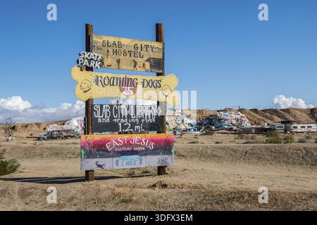 Salvation Mountain, CA, USA - 24 dicembre 2019: Un cartello di benvenuto al punto di ingresso della città Foto Stock