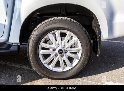 Samara, Russia - 26 Ottobre 2019: Moderno Isuzu auto ruota in lega leggera disc con pneumatici Bridgestone Foto Stock