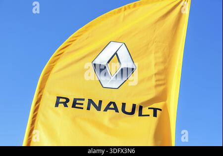 Samara, Russia - 26 Ottobre 2019: concessionaria bandiera della Renault contro il cielo blu. Renault è il francese automobilistico Foto Stock