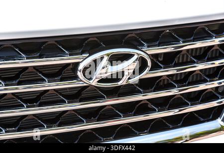 Samara, Russia - 26 Ottobre 2019: primo piano della Hyundai logo sulla vettura. Il coreano produttore di automobili Foto Stock