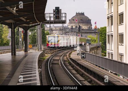 La S-Bahn arriva alla fermata Hackescher Markt di Berlino Foto Stock