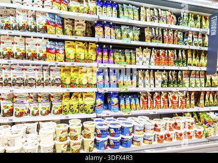 Samara, Russia - 30 Marzo 2019: Vari maionese confezionati per la vendita in catena ipermercati karusel. Testo in russo: la maionese Foto Stock