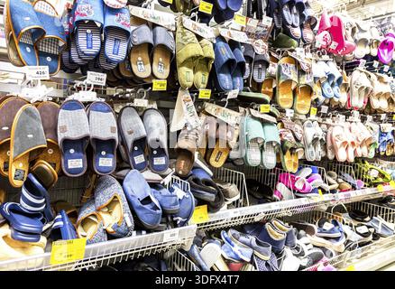 Samara, Russia - 30 Marzo 2019: diversi pantofole di vendita in vetrina di ipermercato della catena Foto Stock