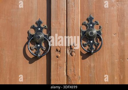 Tradizionale russo enorme cancello in legno con manopole in metallo Foto Stock