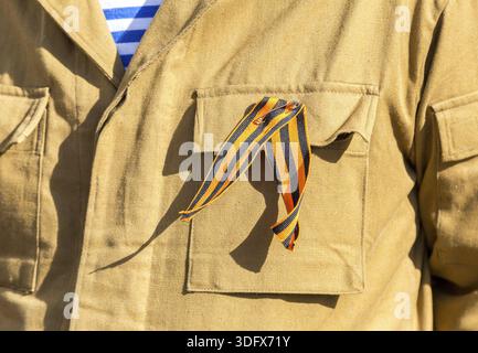 Nero e il nastro arancione di San Giorgio su un veterano uniforme militare Foto Stock