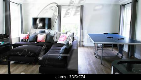 Mostra la chaise sezionale a forma di L grigio scuro lasciata nel soggiorno, con tavolo da ping pong blu Foto Stock