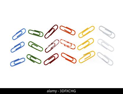 Foto a colori graffette su sfondo bianco Foto Stock