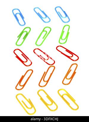 Foto a colori graffette su sfondo bianco Foto Stock