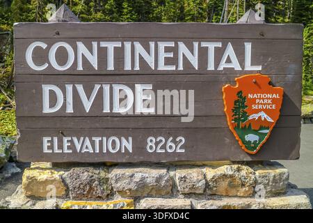 Yellowstone NP, WY, Stati Uniti d'America - 28 agosto 2016: Un accogliente cartello presso il punto di entrata del preservare park Foto Stock