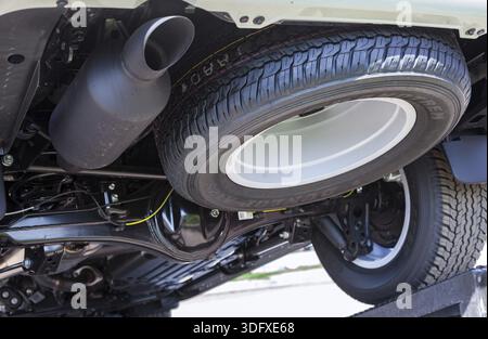 SAMARA, RUSSIA - 29 MAGGIO 2016: Vista dal fondo dell'auto Toyota Land Cruiser. Toyota Motor Corporation è un'azienda automobilistica giapponese Foto Stock