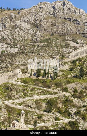 Il percorso fino alle montagne Kotor Montenegro Foto Stock