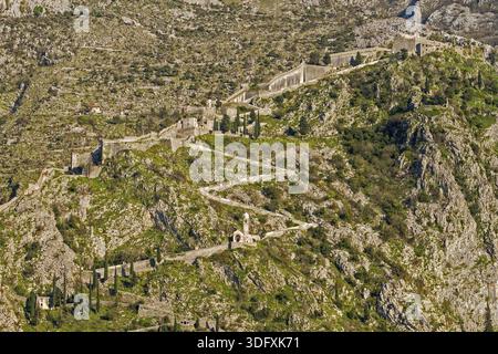 Il percorso fino alle montagne Kotor Montenegro Foto Stock