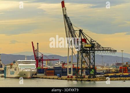 Gru portuali e la nave portacontainer Barcellona Spagna Foto Stock