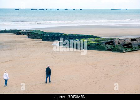 Resti del porto di Mulberry ad Arromanhces-les-Bains, Normandia, Francia Foto Stock