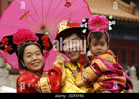 PECHINO, CINA - 19 settembre 2013 : la famiglia cinese non identificata, vestita con abiti tradizionali, visita la città Proibita di Pechino Foto Stock