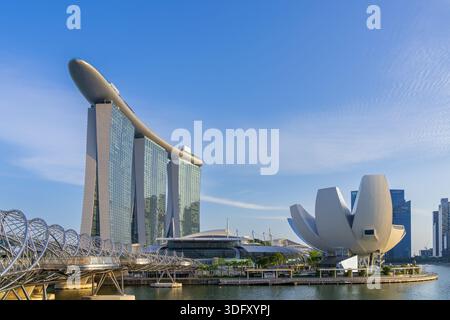 ArtScience Museum e Marina Bay Sands / MBS, lussuoso hotel a 5 stelle e resort integrato nel centro della città di Singapore, Sud-est asiatico Foto Stock