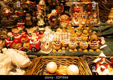 Classico mercatino di Natale, molte decorazioni per alberi di Natale. 20 dicembre 2025, Vienna, Austria Foto Stock