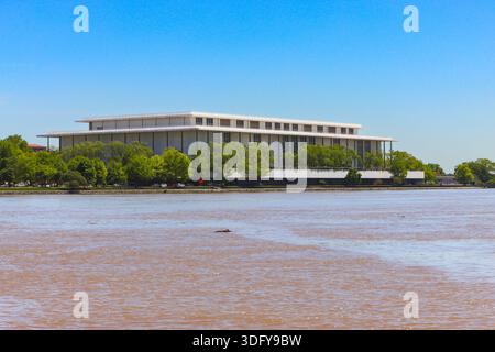 Il John F. Kennedy Center for the Performing Arts si affaccia sulle acque marroni e torbide del fiume Potomac dopo una forte pioggia a Washington, DC Foto Stock