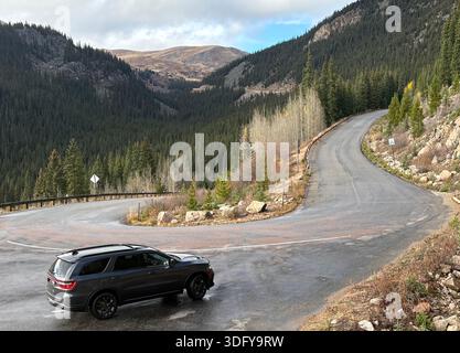 Godendosi la strada meno percorsa. Ci godiamo il blacktop e la ghiaia. Foto Stock