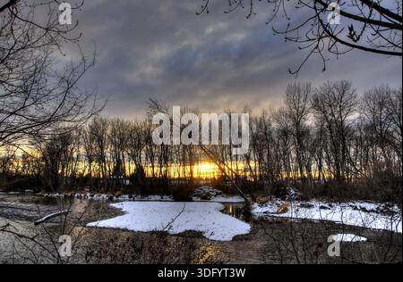 Tramonto invernale lungo il fiume Boise, Boise, Idaho Foto Stock