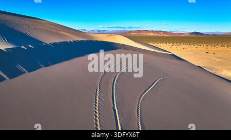 Aerial Sand Dune Tire Tracks Desert Landscape Nevada Foto Stock